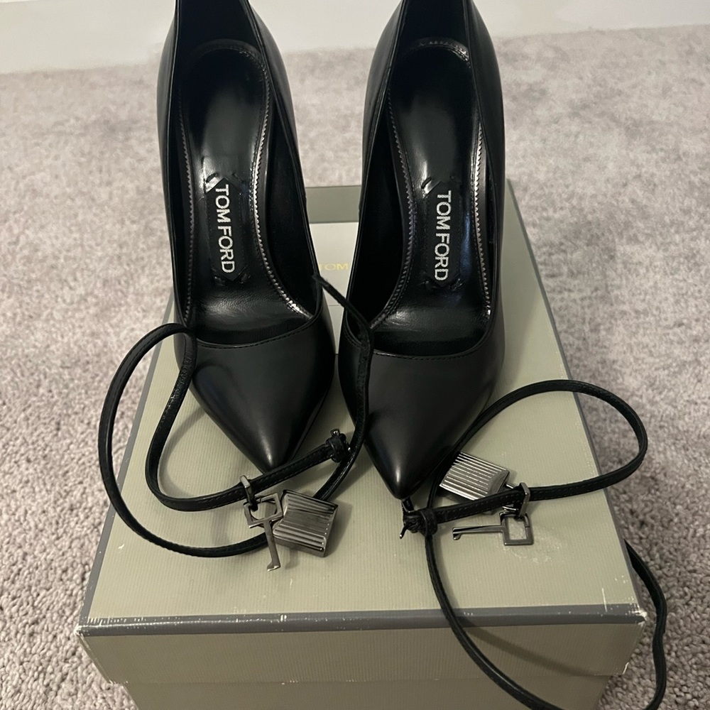 Tom Ford Lock Pump sz 36 Black leather